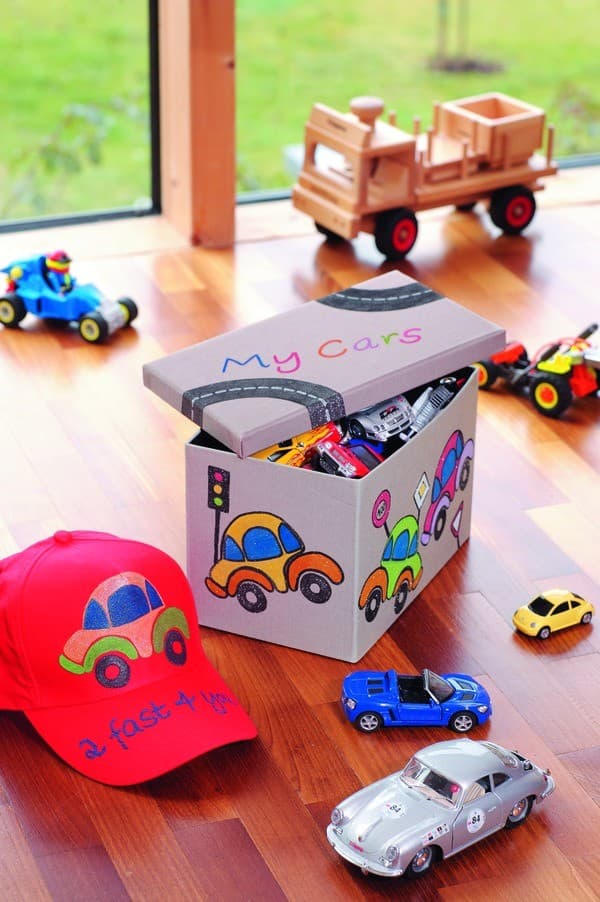 Kreslení hnědým fixem Marabu na tmavé tričko