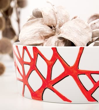 Malování bílým Marabu fixem na porcelánový hrnek