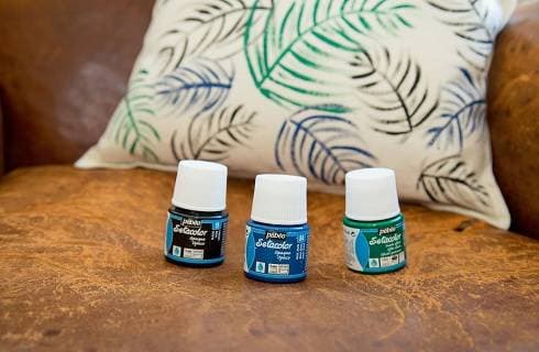 Detail tyrkysové barvy Pébéo Setacolor Opaque 45 ml