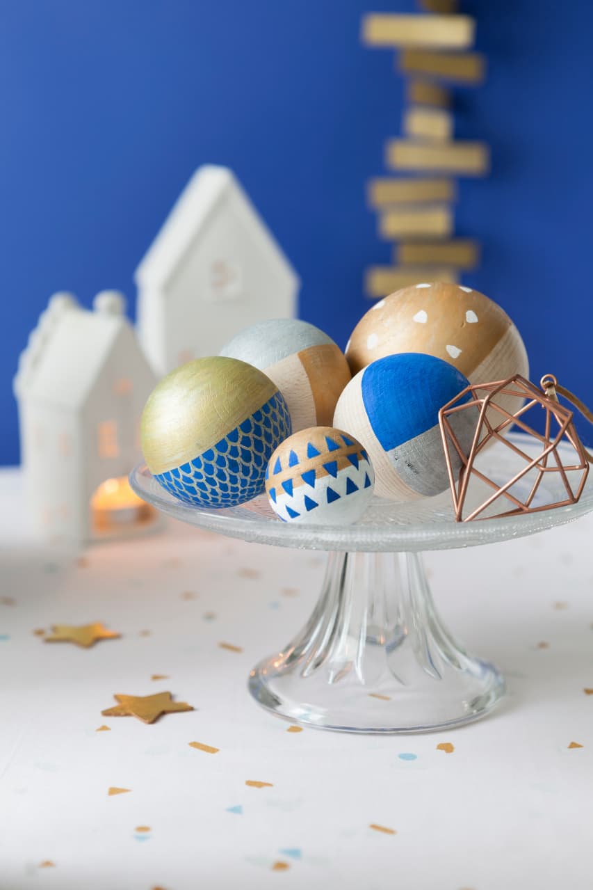 Oranžový popisovač Uni Posca tenký hrot detail