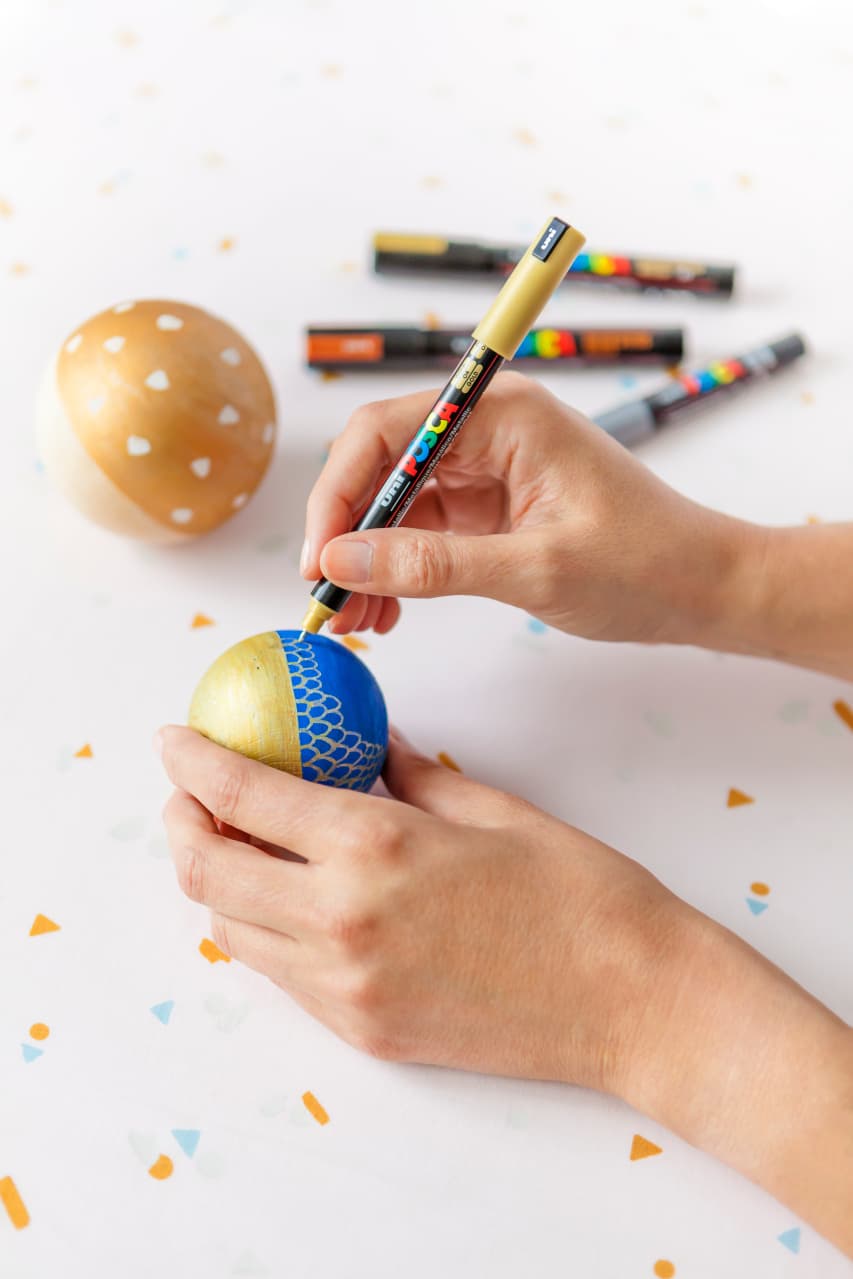 Uni Posca 5M oranžový fix použití na černém podkladu