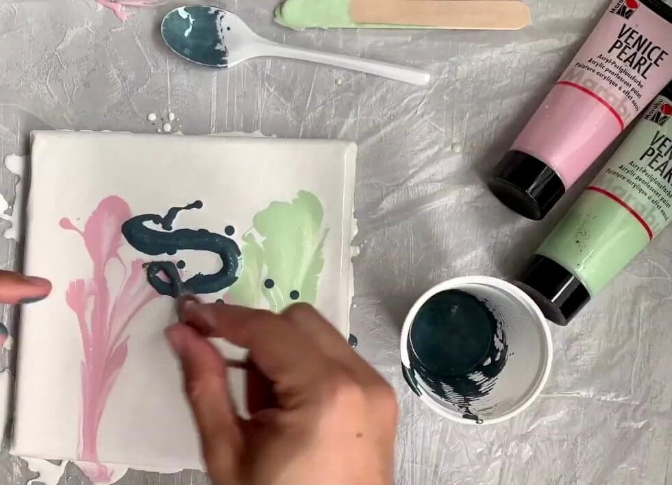 Rozložená sada Marabu 18 akrylových barev různých odstínů