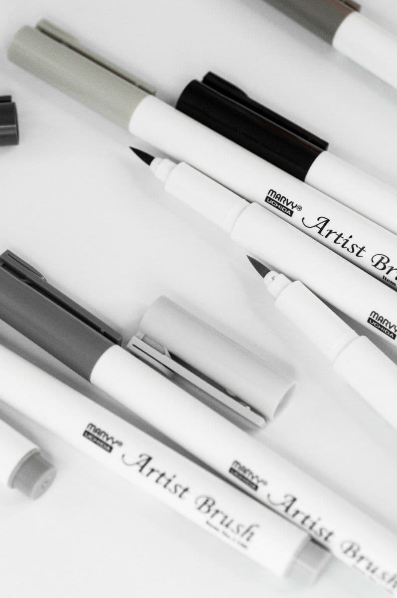 Modrý brush pen Marvy 1100-29 lettering kaligrafie pohled zboku