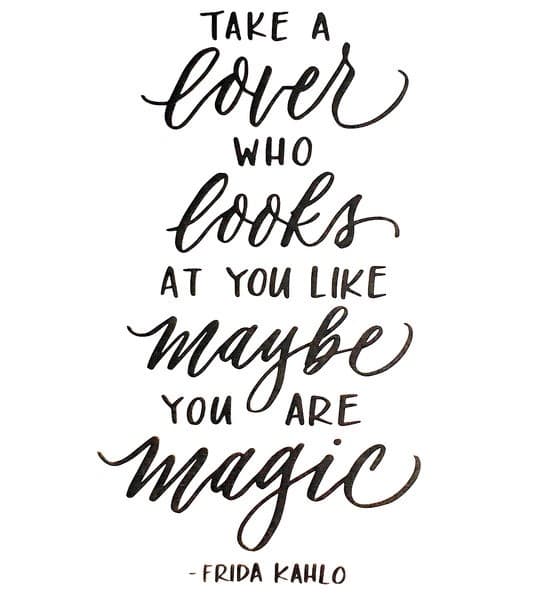 Ruka píšící Marvy brush penem zelený štětec lettering