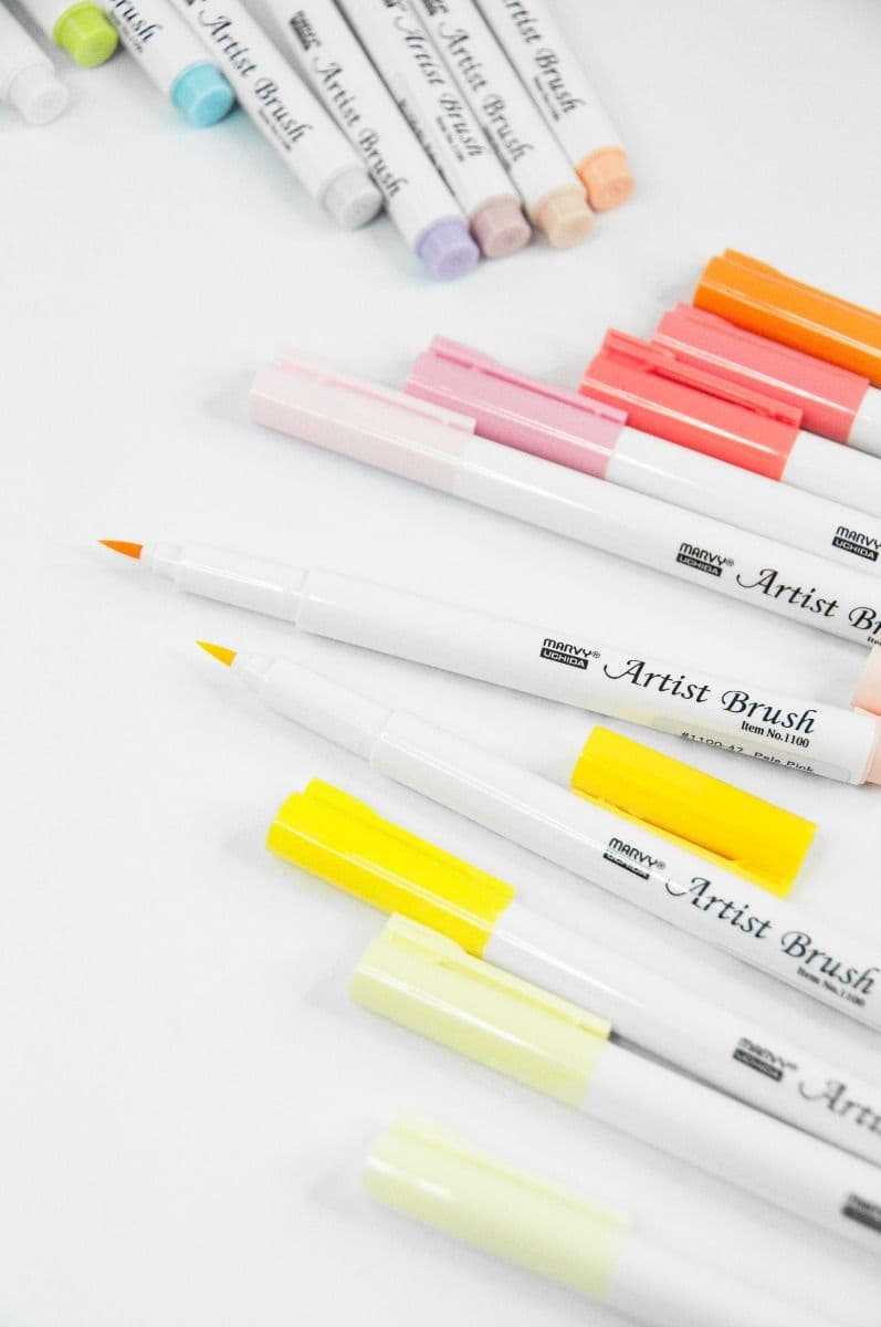 Růžový Marvy Artist Brush pen štětec zblízka detail