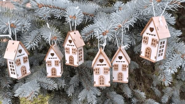 Dekorace dřevěná domek 3D závěs 8 cm