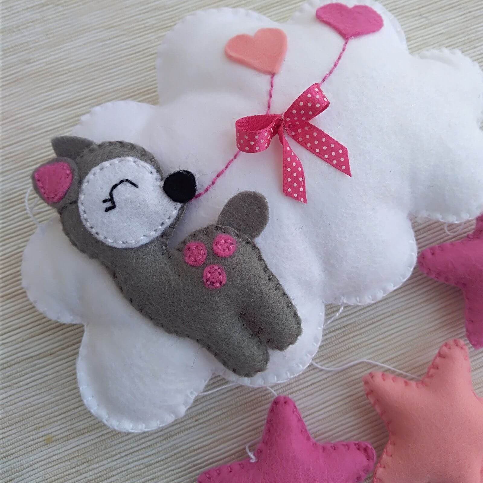 Červený filc použitý při kreativním tvoření scrapbooking