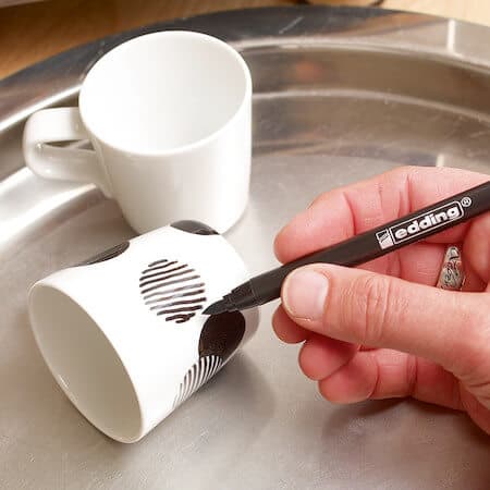 Edding 4200 černý porcelánový fix výsledek práce