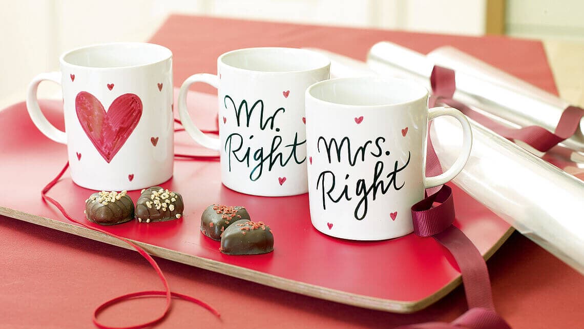 Malování na hrnek fixem Edding 4200 červeným