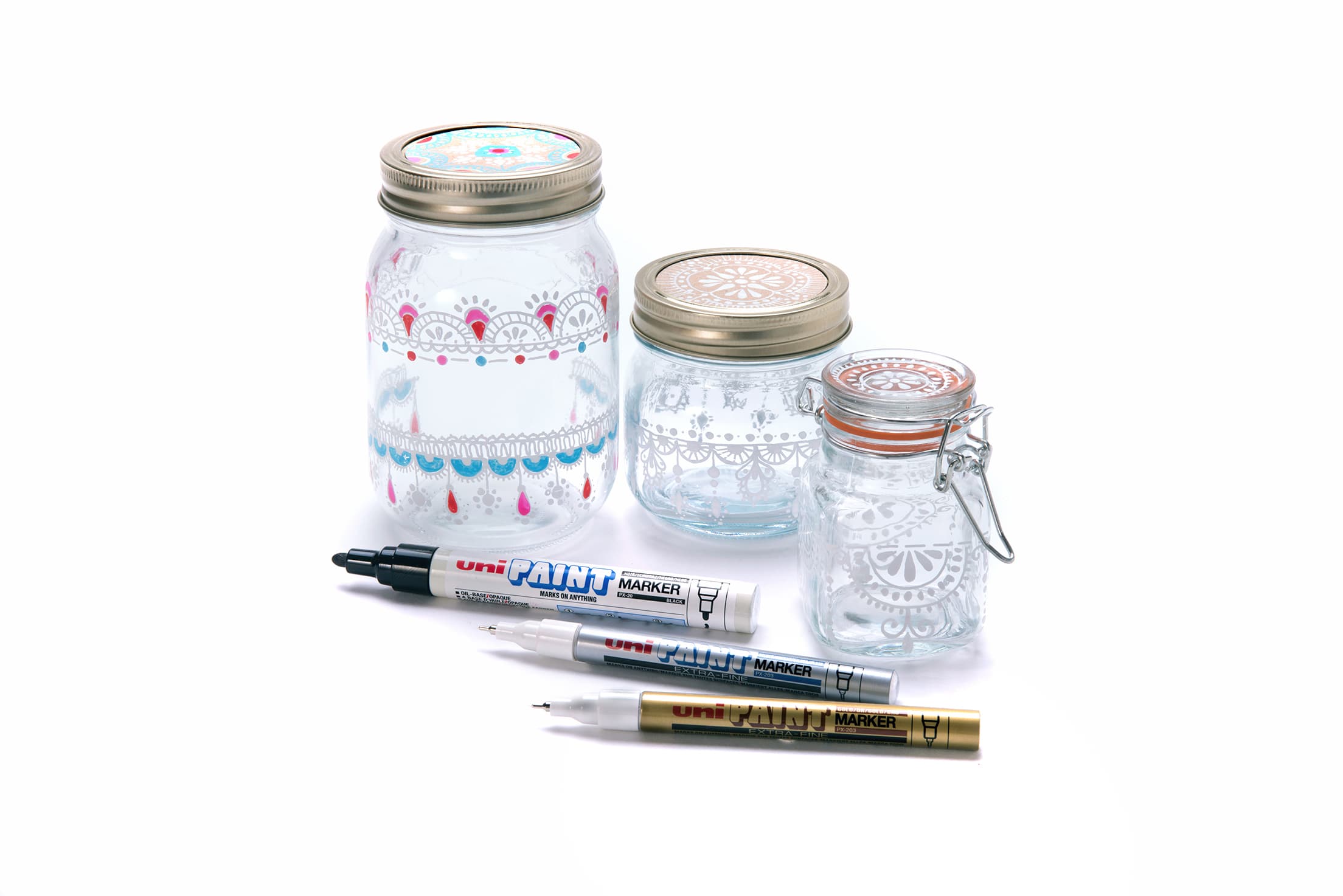 Lakový popisovač Uni PX-203 bílý v ruce při použití