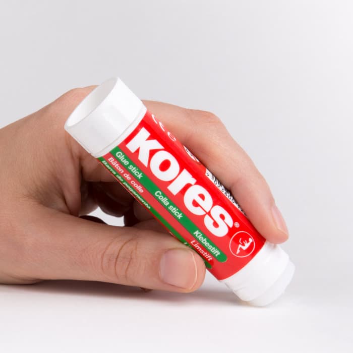 Použití lepící tyčinky Kores na karton 40 g