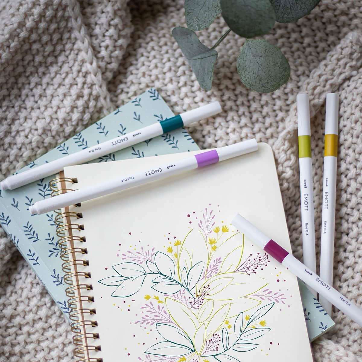 Detail hrotů Uni EMOTT liner 0,4 mm sada