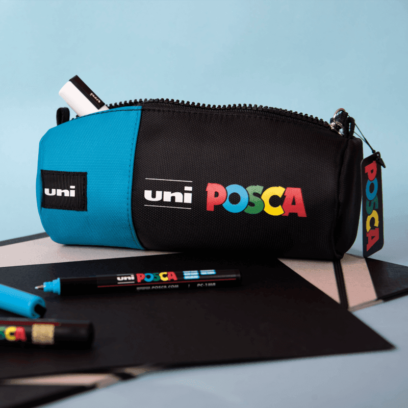 Detail modrého penálu Uni POSCA prázdný pro fixy