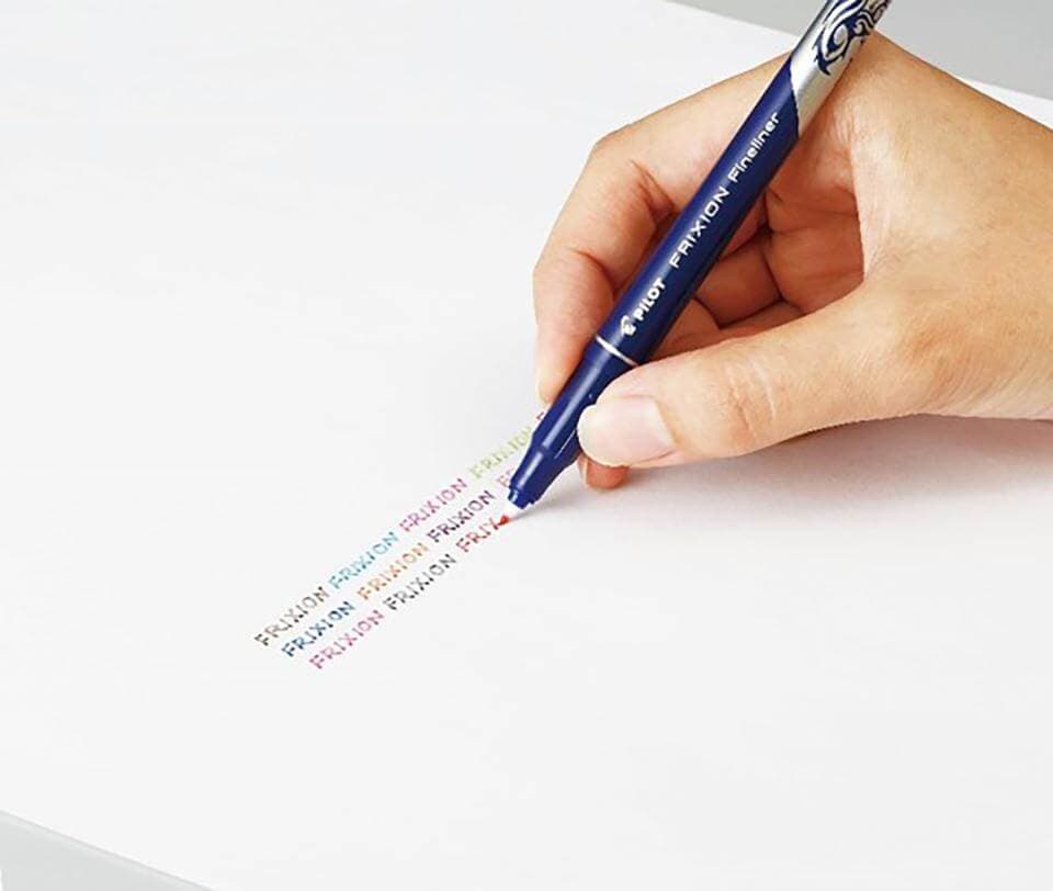 Pilot Frixion 4104 modrý kaligrafický roller při psaní