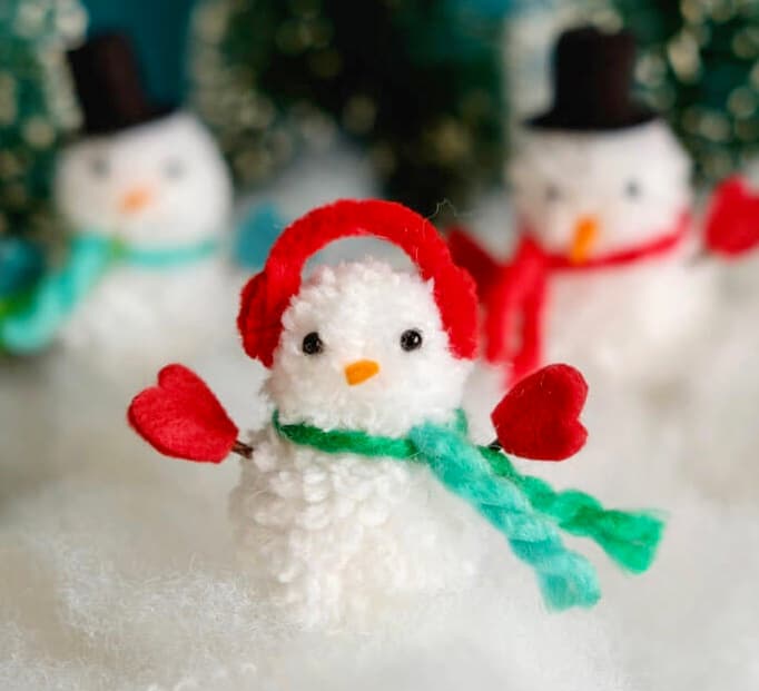 Detail barevných neonových pompomů Titanum kreativní tvoření