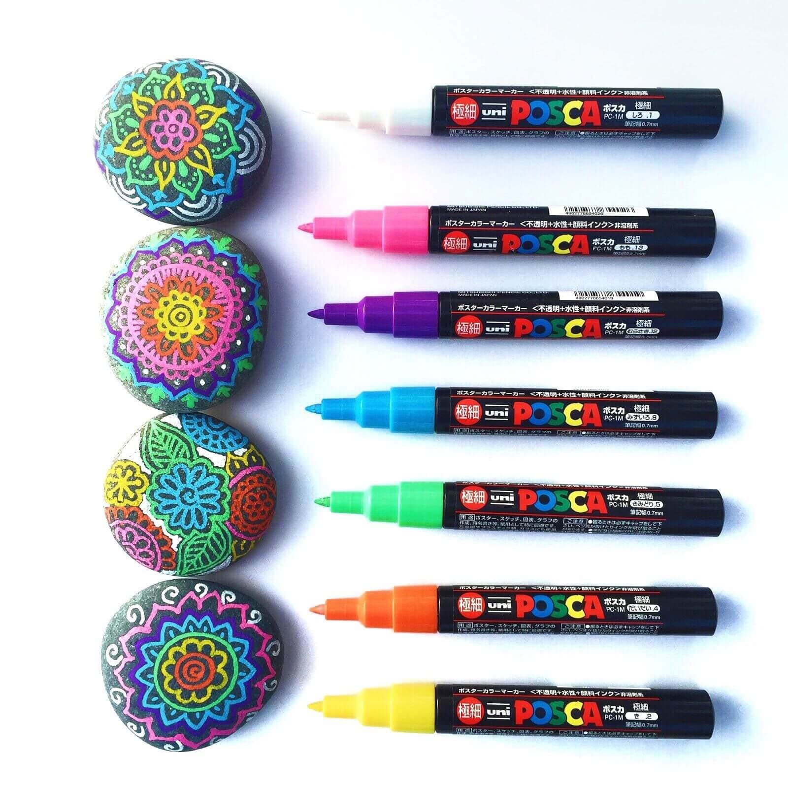 Psaní bílým Uni Posca 8K akrylový popisovač