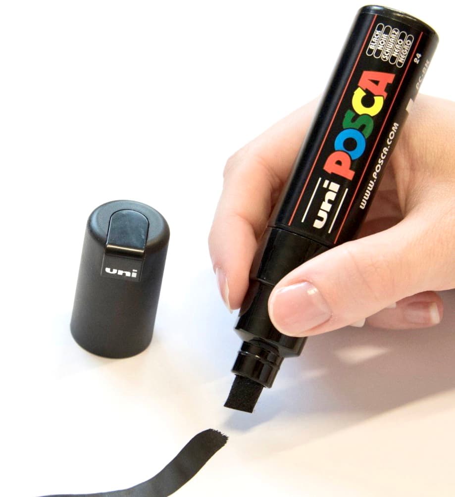 Uni Posca 8K popisovač černý pohled zboku