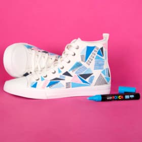 Psaní popisovačem Uni Posca PC-1M černým