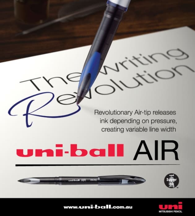 Uni ball AIR roller kaligrafické pero černá barva detail