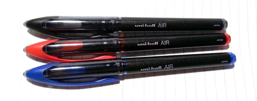 Psaní perem Uni ball AIR roller 0,5 mm černý inkoust