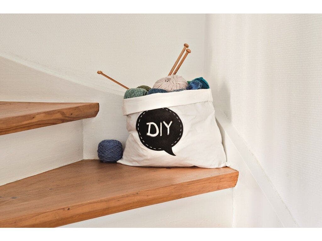 Nanášení růžové barvy sprejem Marabu na látku