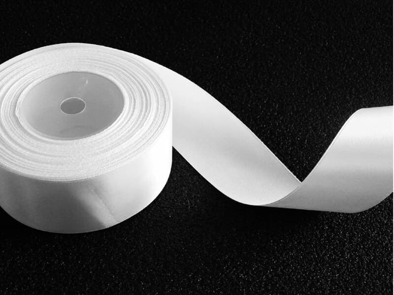 AKSA bílá saténová dekorační stuha 12 mm x 32 m