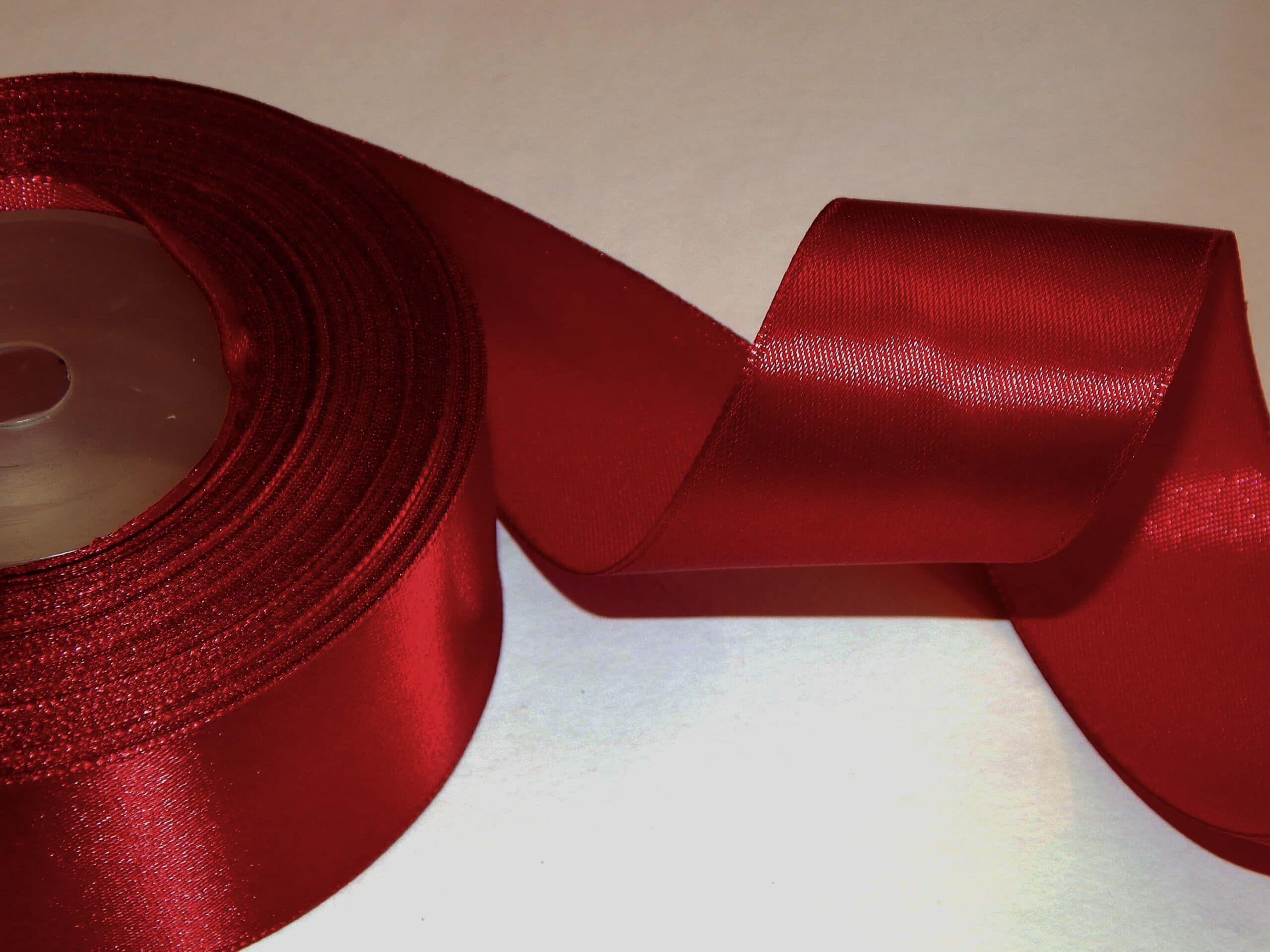 AKSA saténová stuha červená bordó 12mm dekorační role