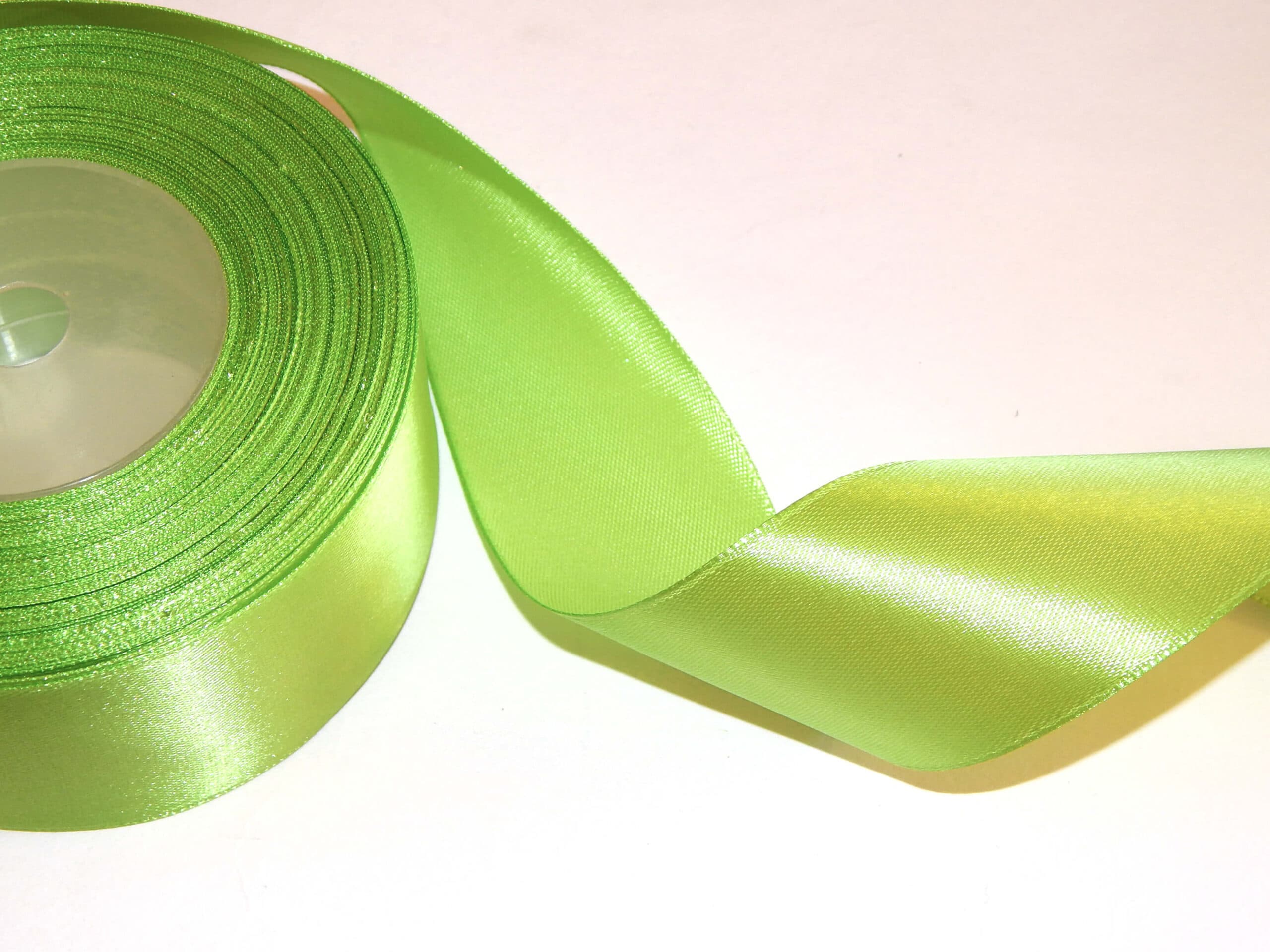 AKSA saténová dekorační stuha světle zelená 12mm