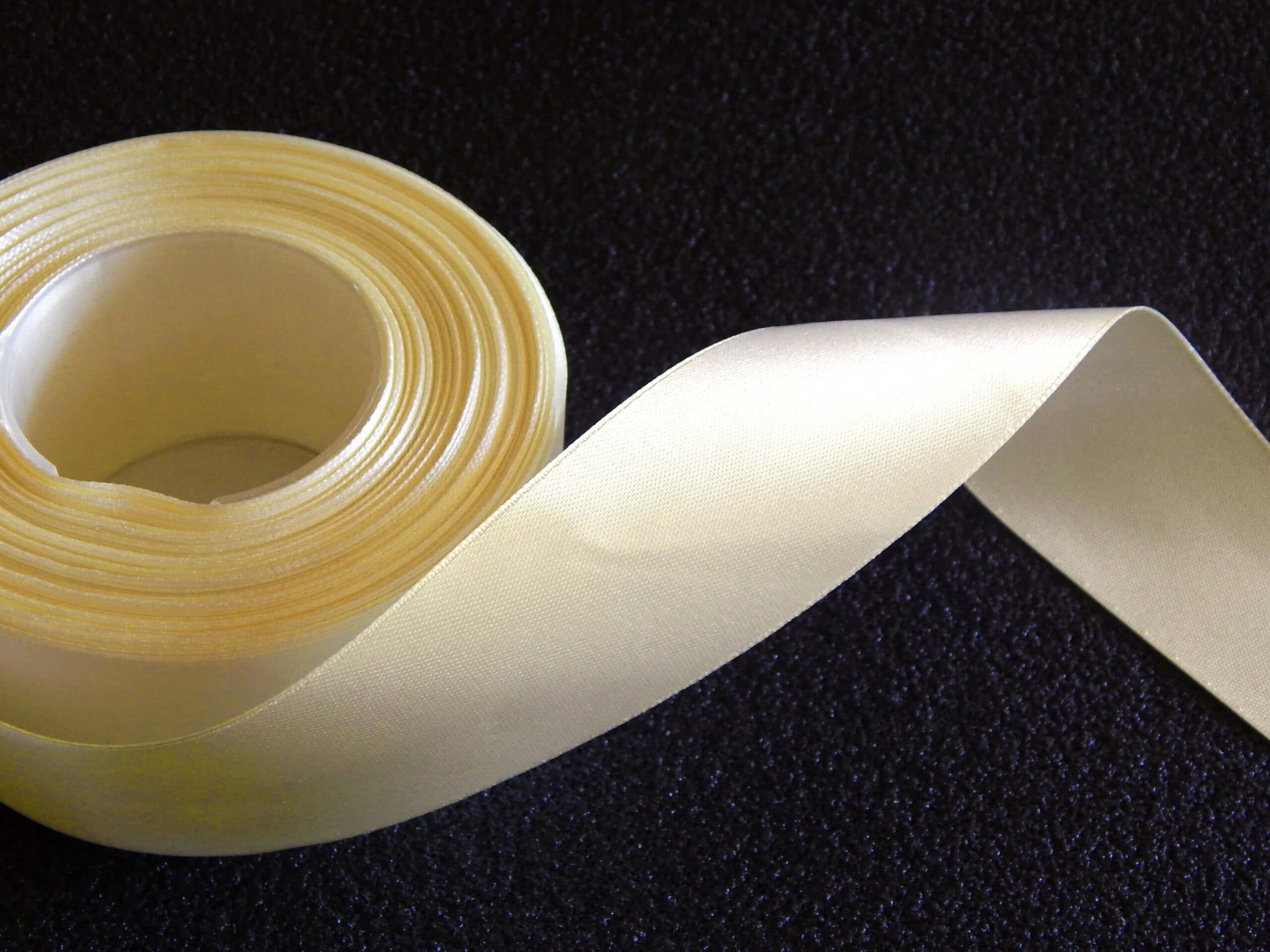 AKSA saténová dekorační stuha krémová 12mm 32m