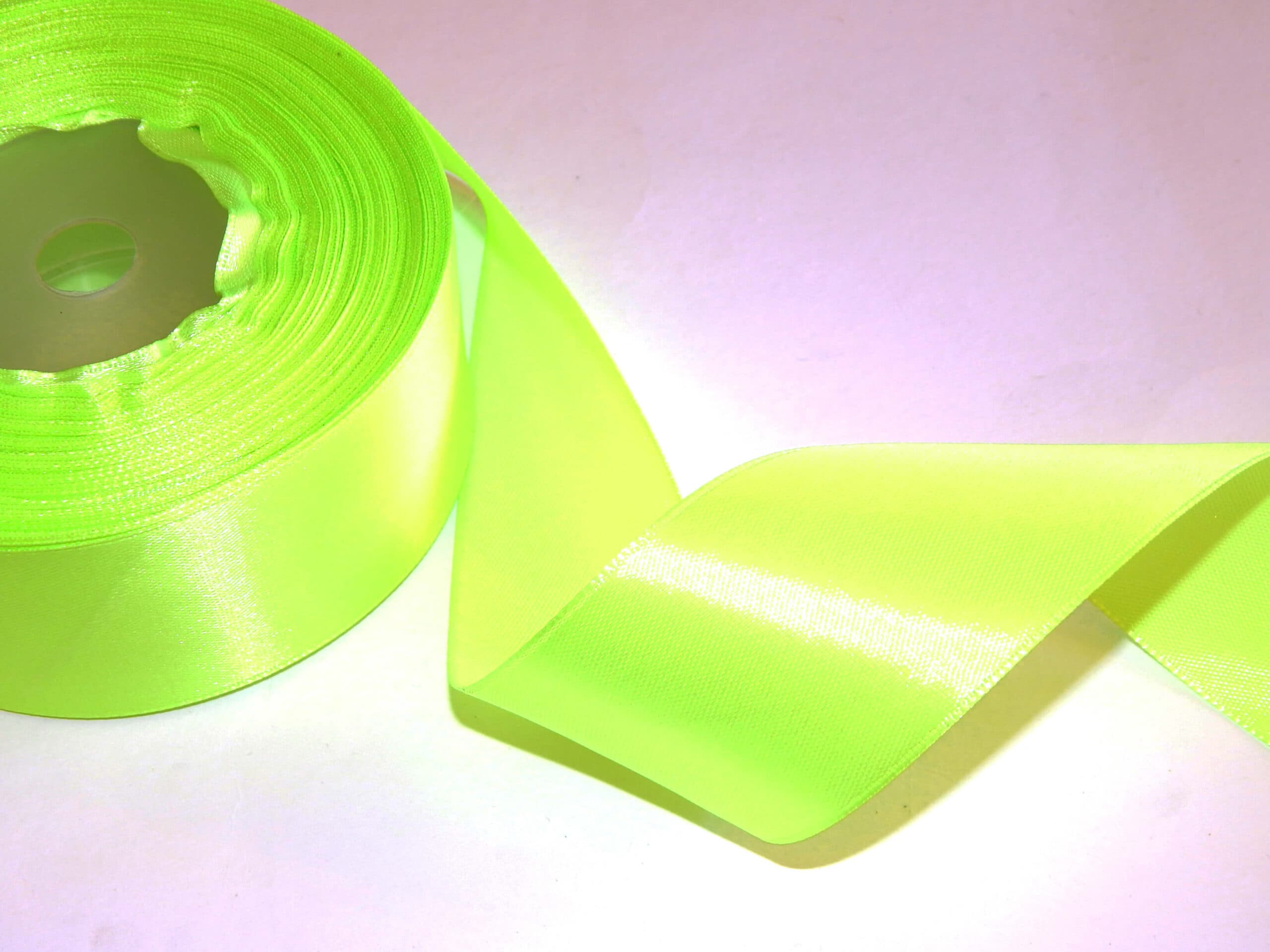 AKSA saténová stuha zelená neon 12mm dekorační role