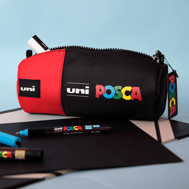 Detail Uni POSCA penál červený popisovač zblízka