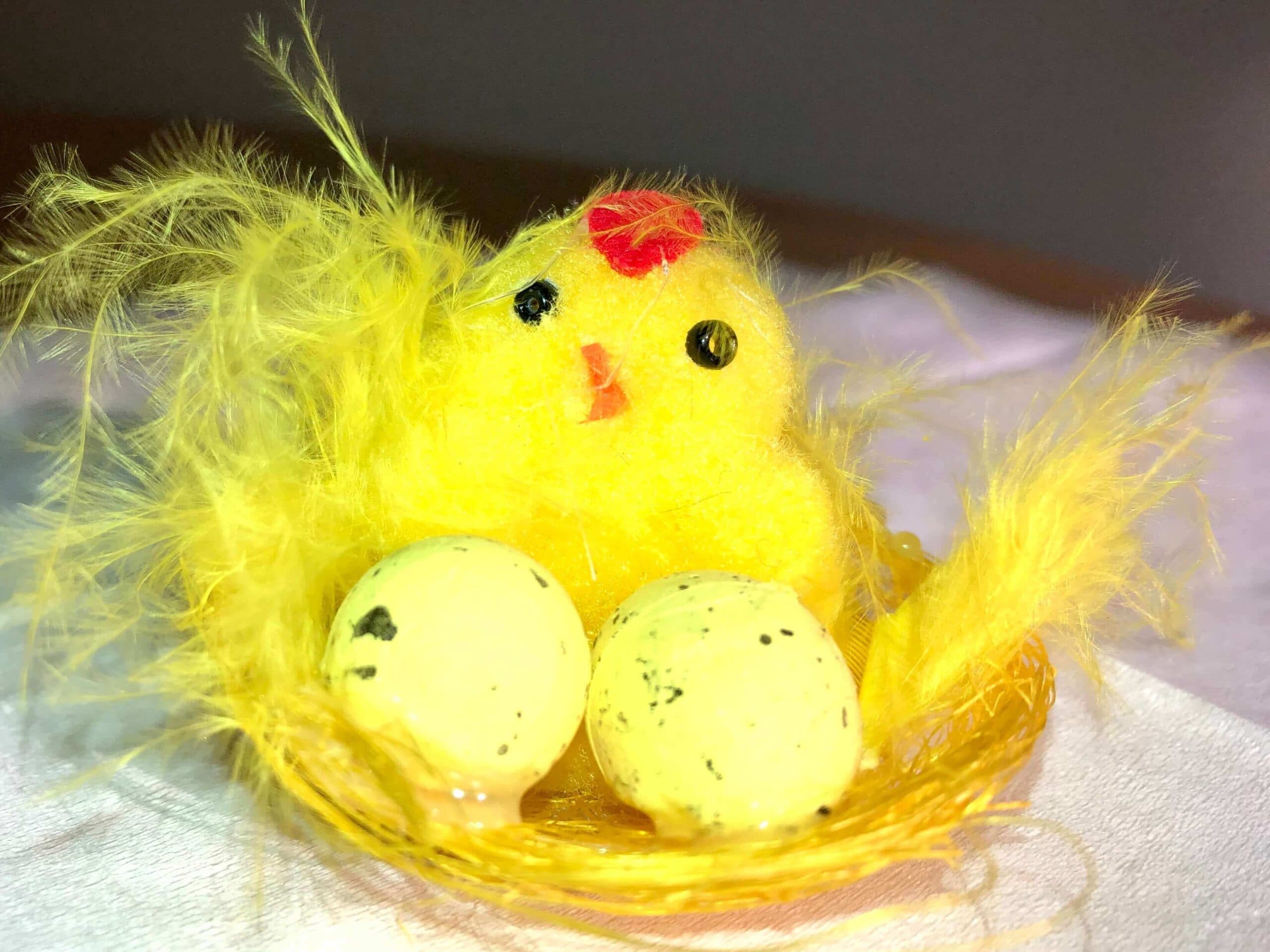 Dekorace kuřátko s vajíčky v hnízdě 5 cm žluté s peřím
