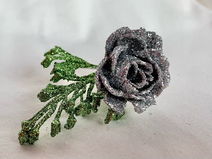 Stříbrná glitrová růžička na jehli vánoční dekorace