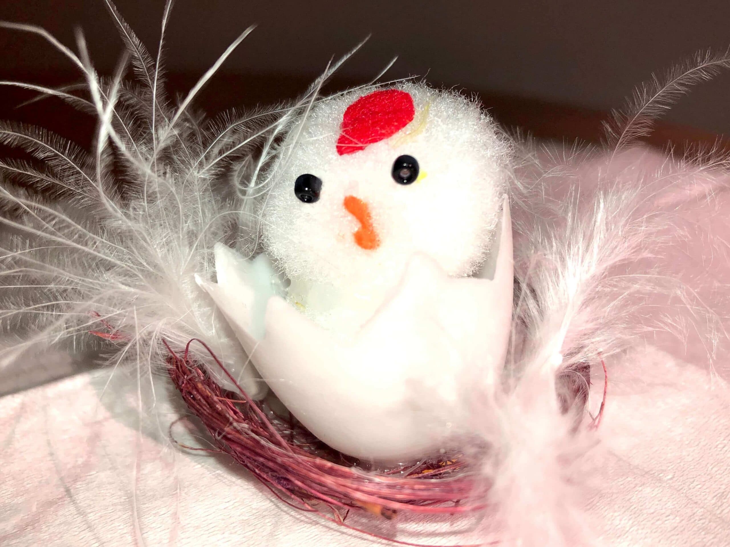 Bílé dekorativní kuřátko ve skořápce s peřím 5cm