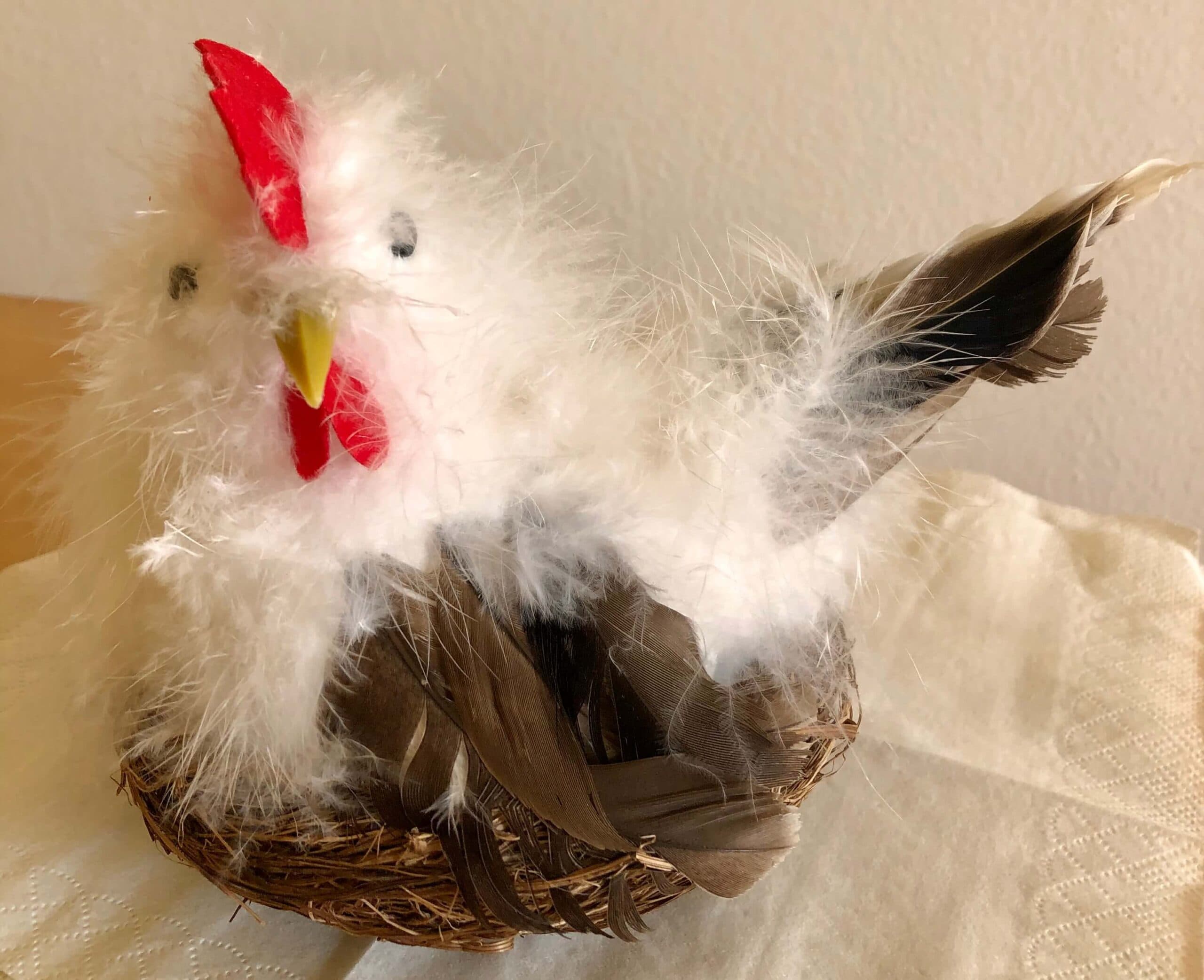 Bílá opeřená dekorace slepice v hnízdě 18 cm