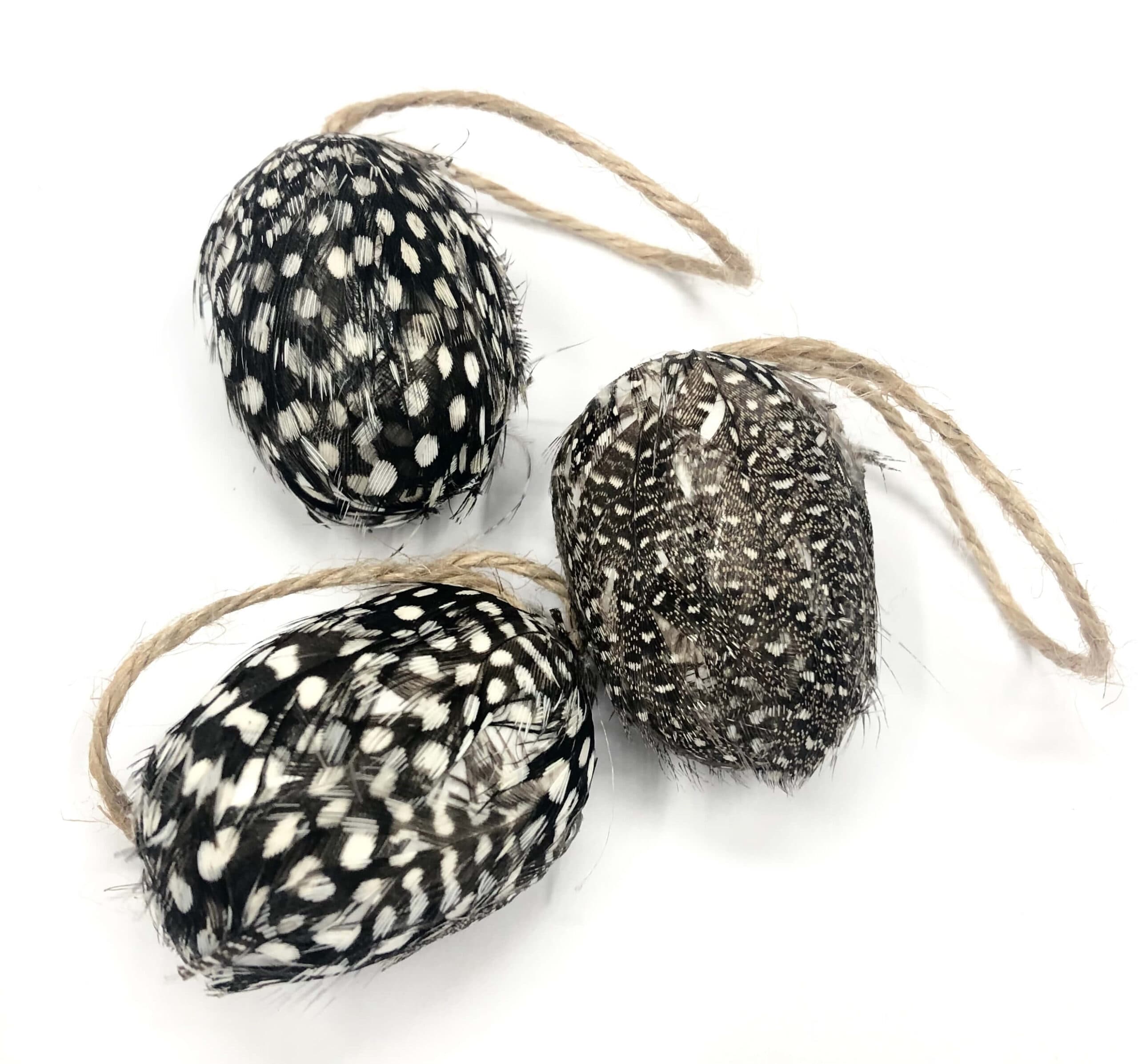 Velikonoční vejce dekorace kropenatá peří 6 cm sada