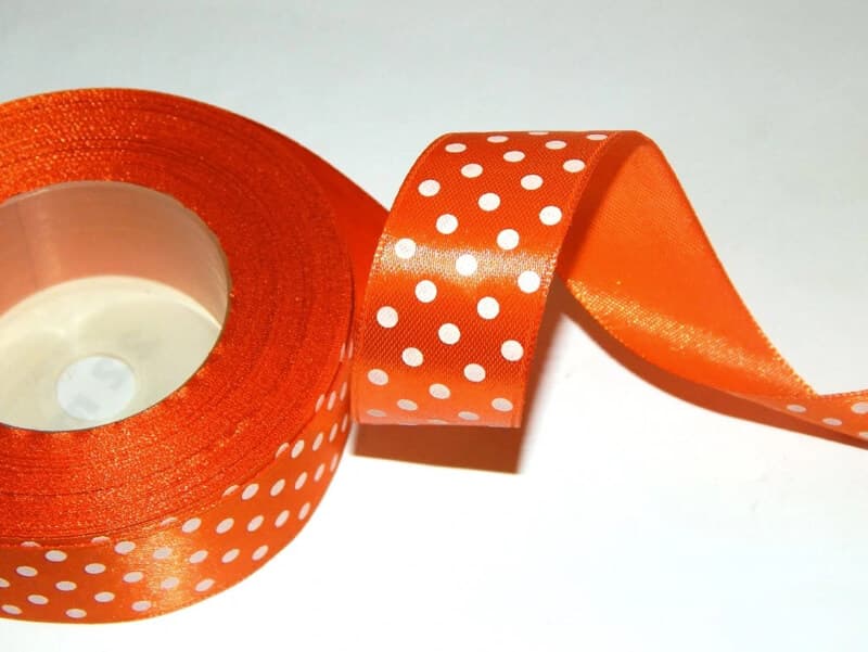 AKSA saténová stuha oranžová s puntíky 12mm