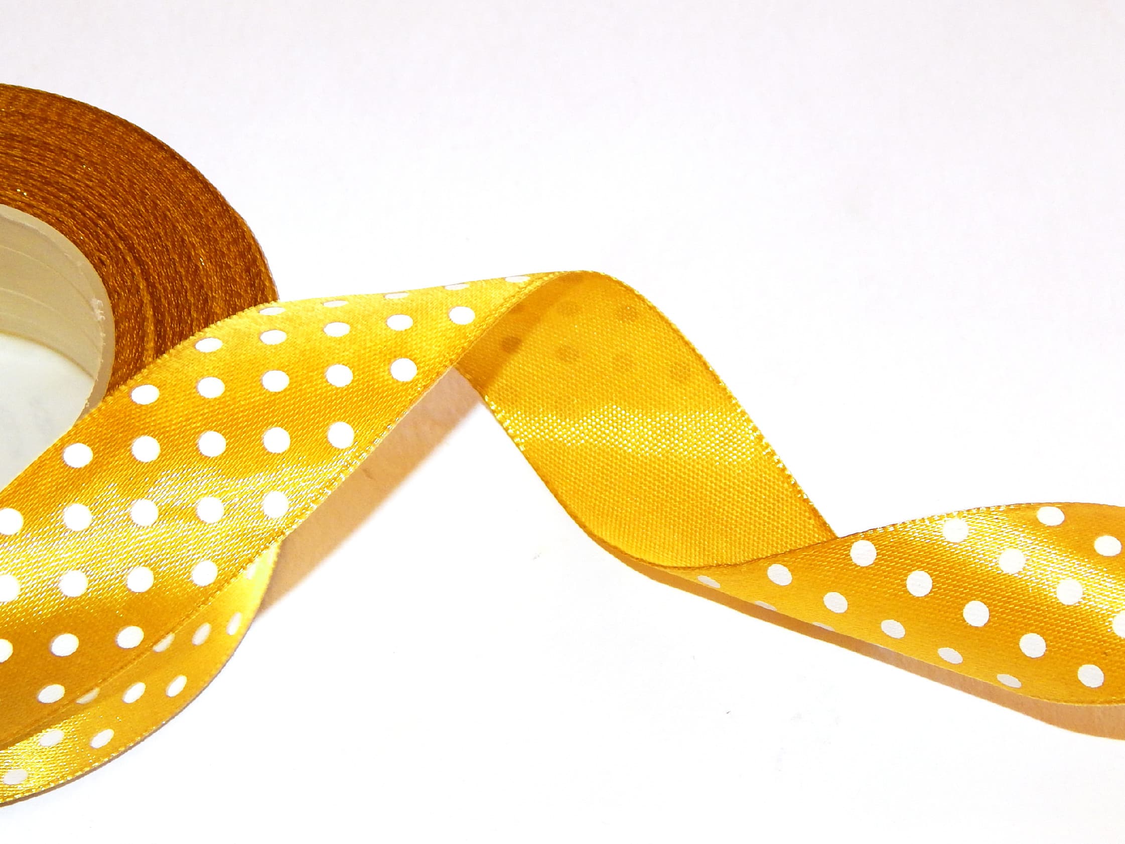 AKSA saténová stuha zlatý okr s puntíky 25mm