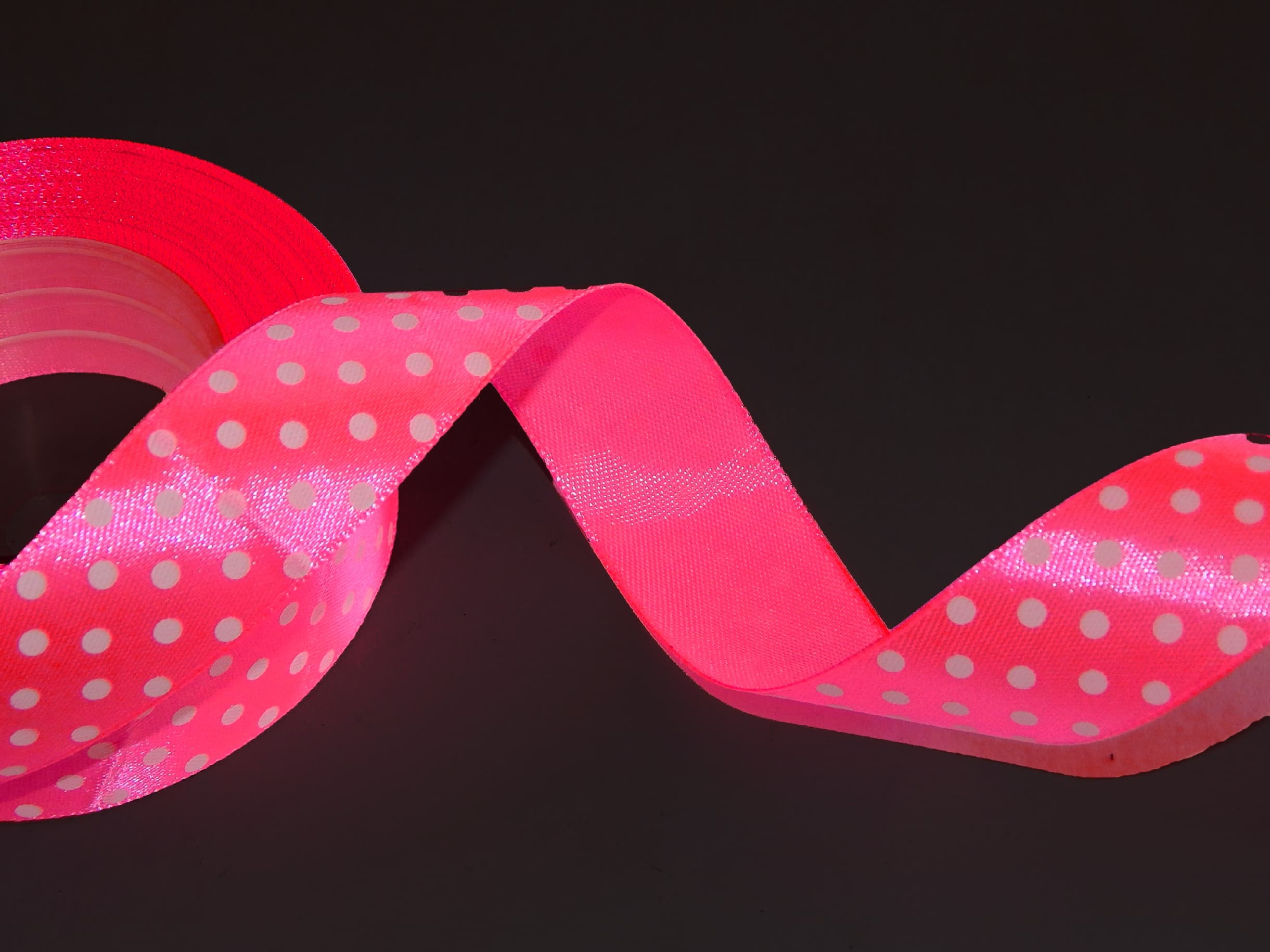 AKSA saténová stuha růžová neonová s puntíky 25mm