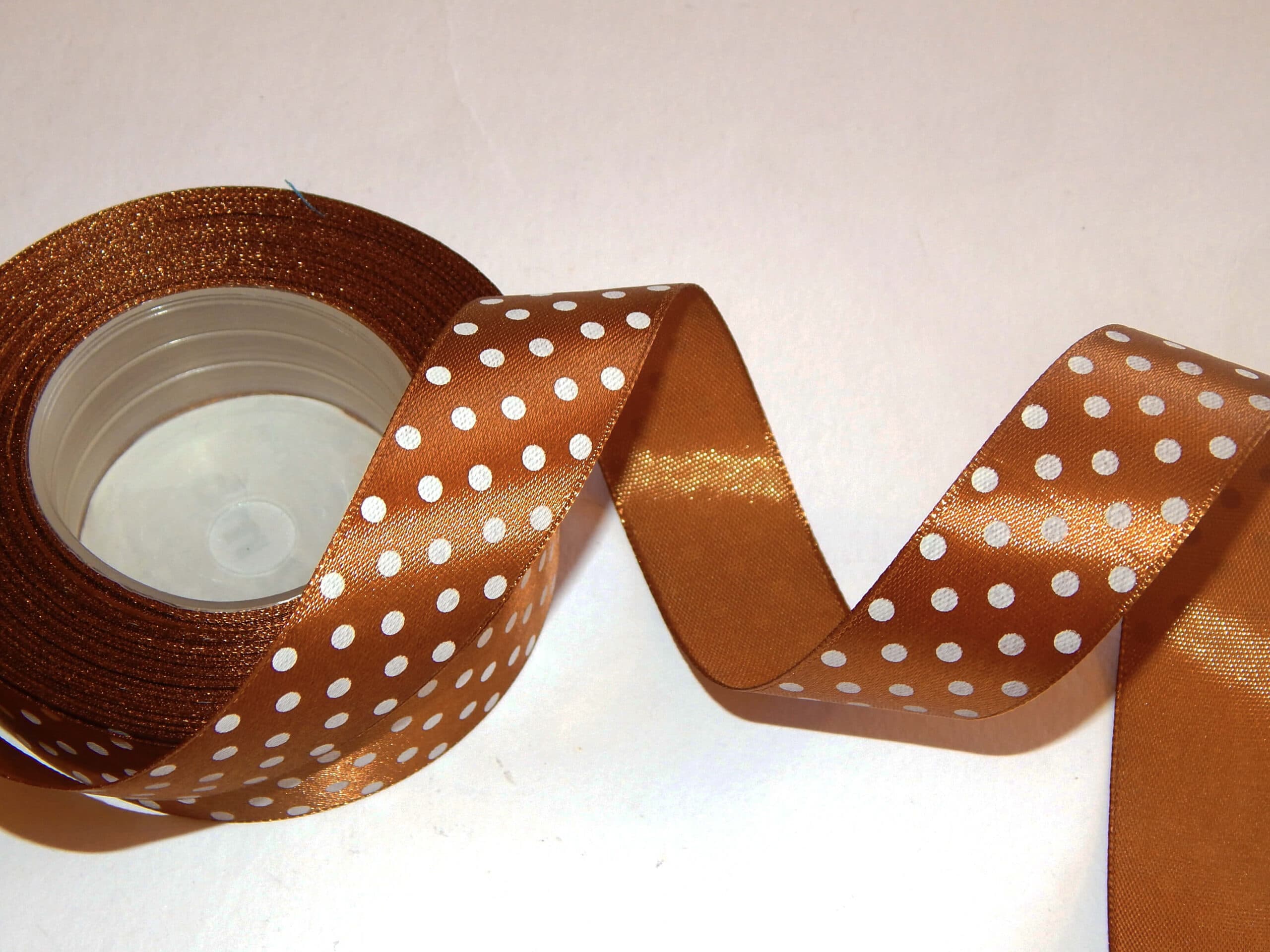AKSA saténová stuha hnědá s puntíky 12mm dekorační