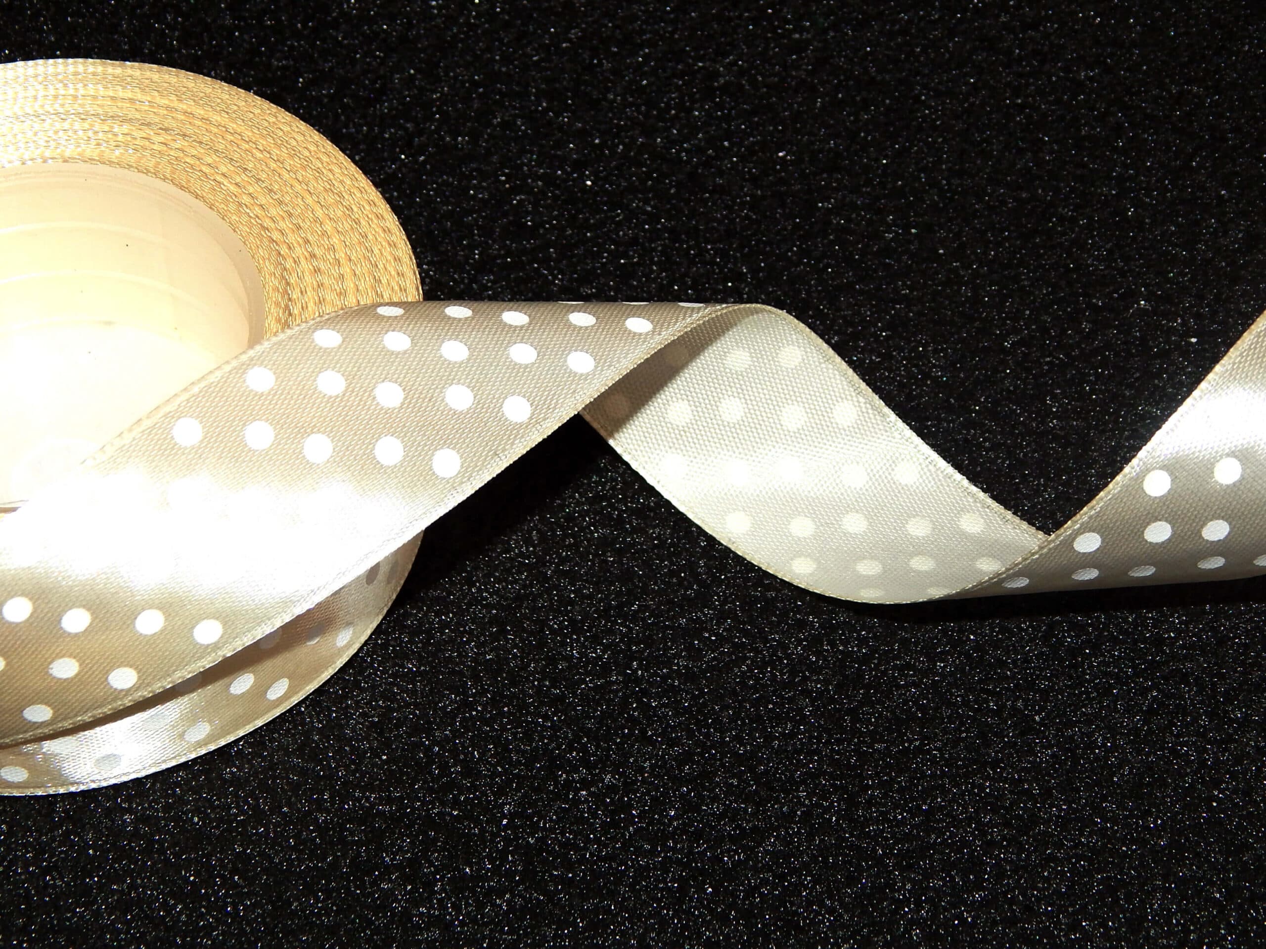 AKSA saténová stuha krémová s puntíky 12mm