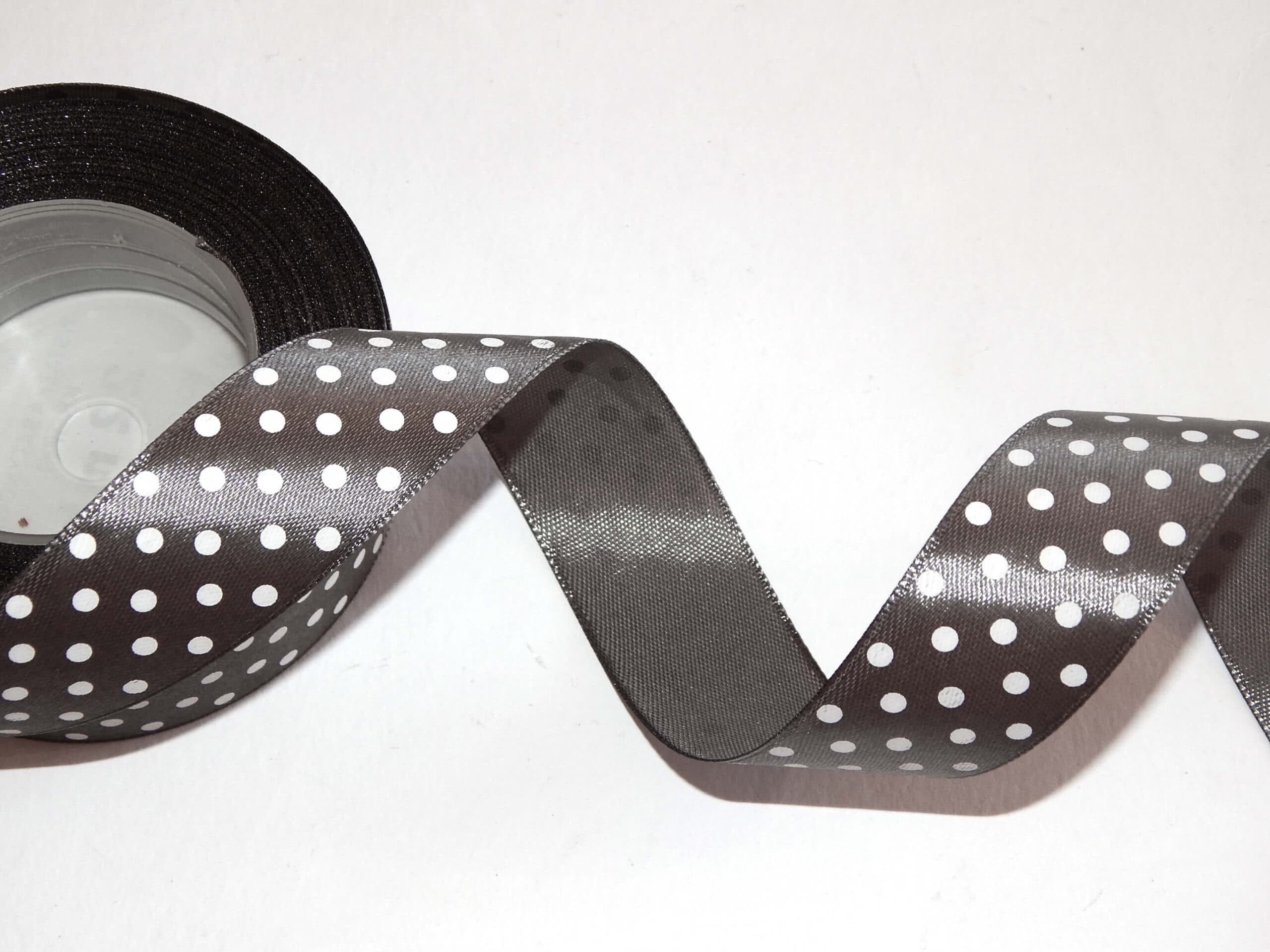 AKSA saténová stuha šedá s puntíky 12mm dekorační
