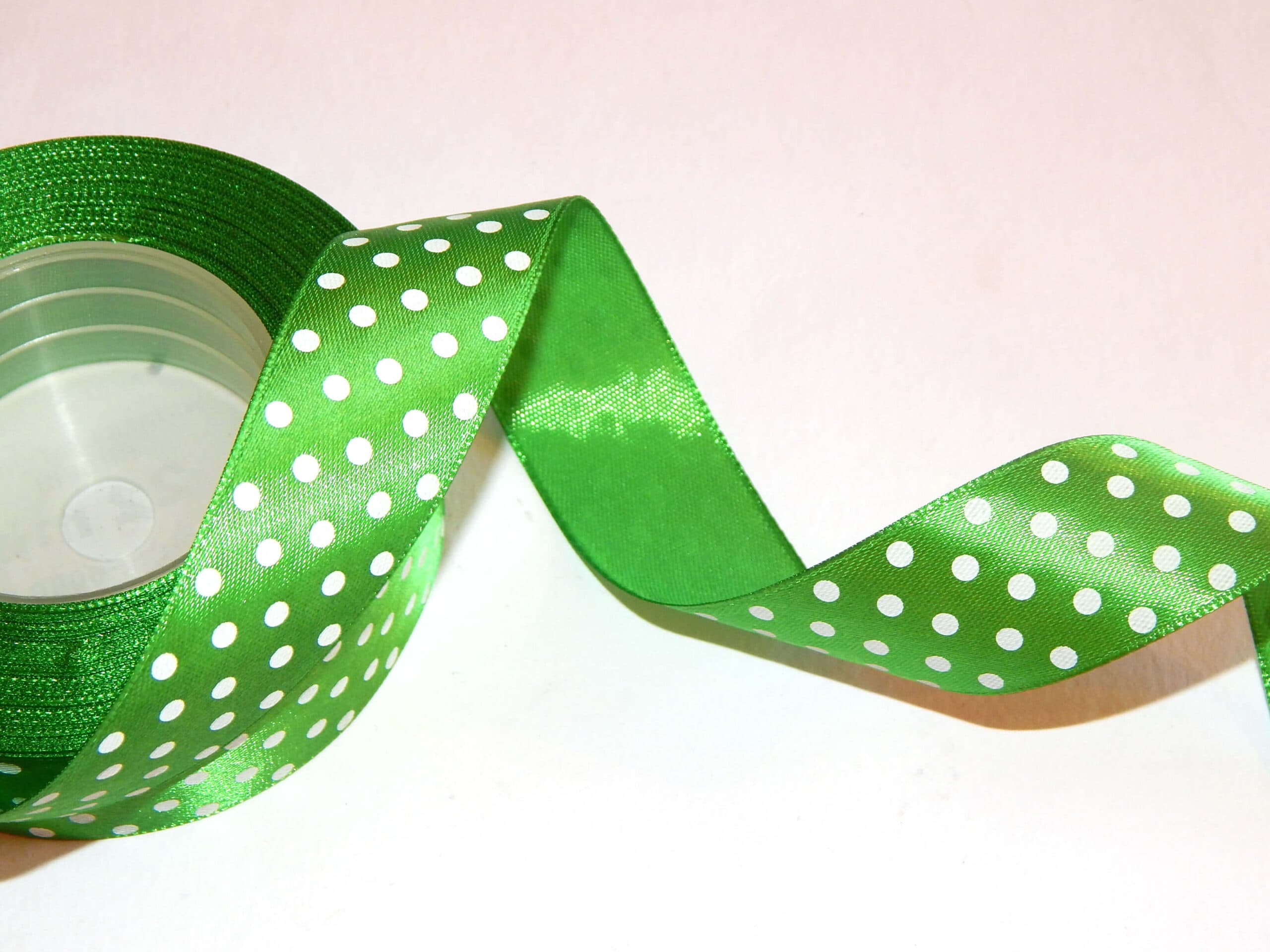 Saténová stuha AKSA zelená s puntíky 12mm