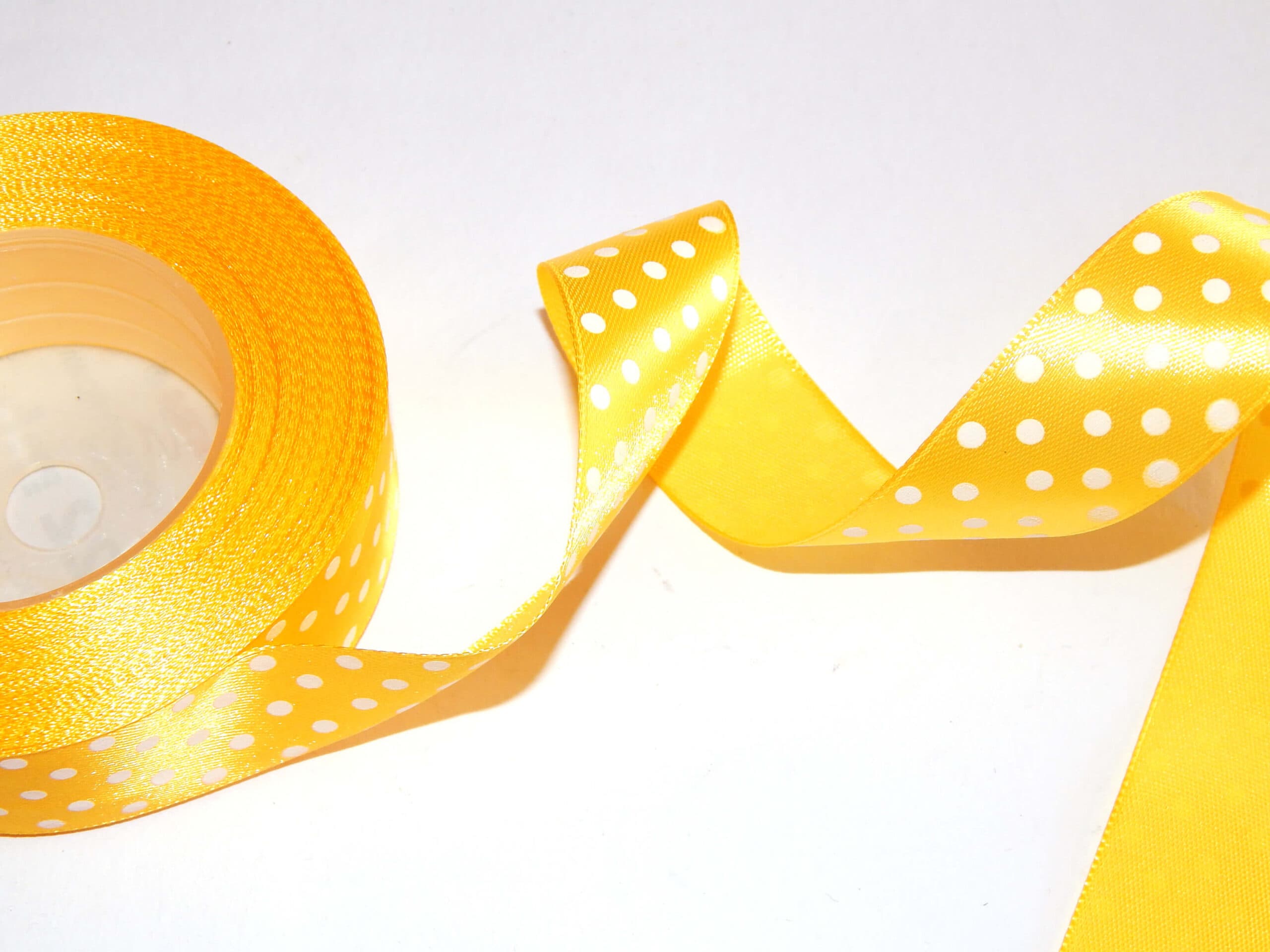 AKSA saténová stuha žlutá s puntíky 12mm
