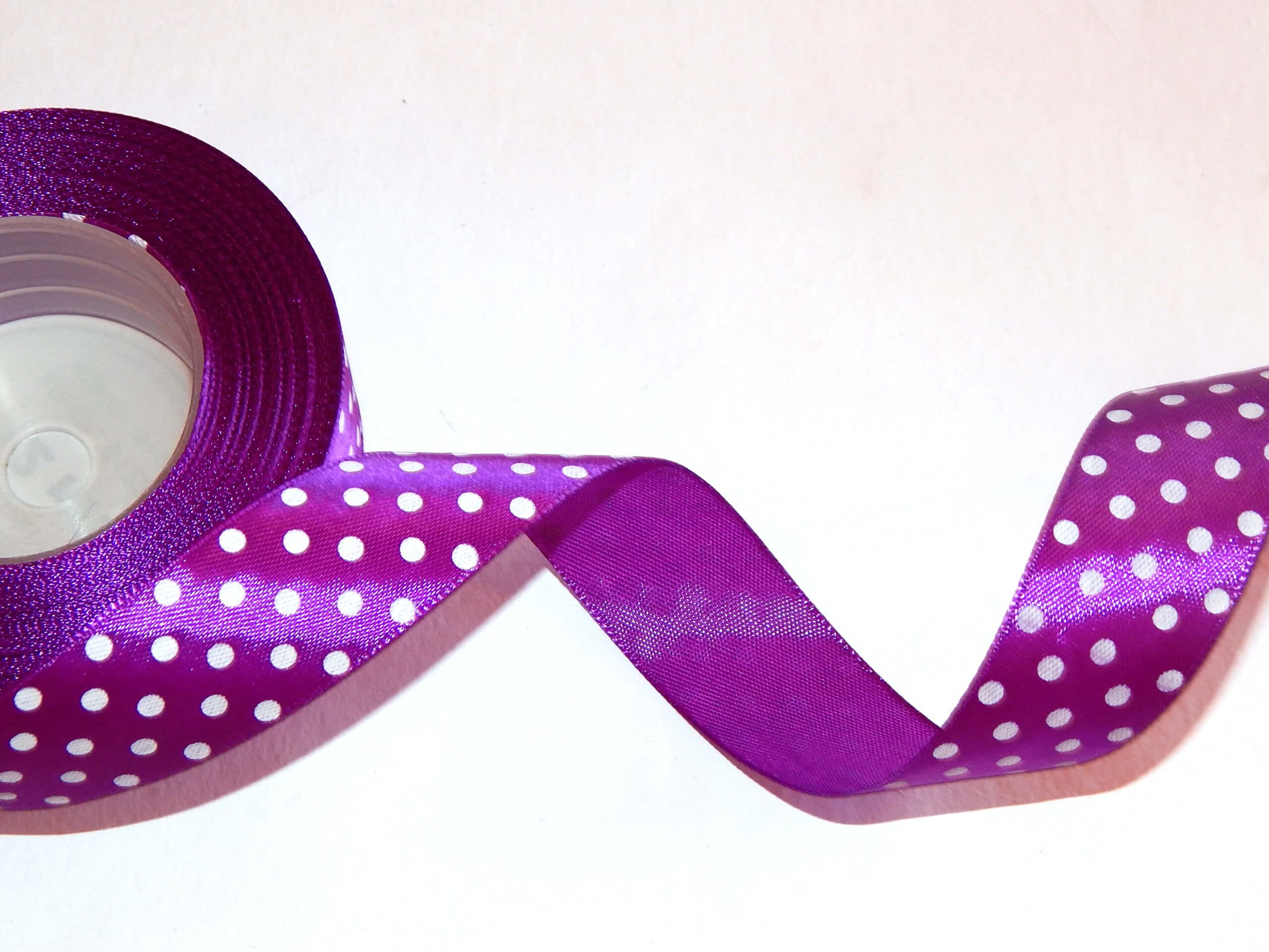 AKSA saténová stuha fialová s puntíky 12mm