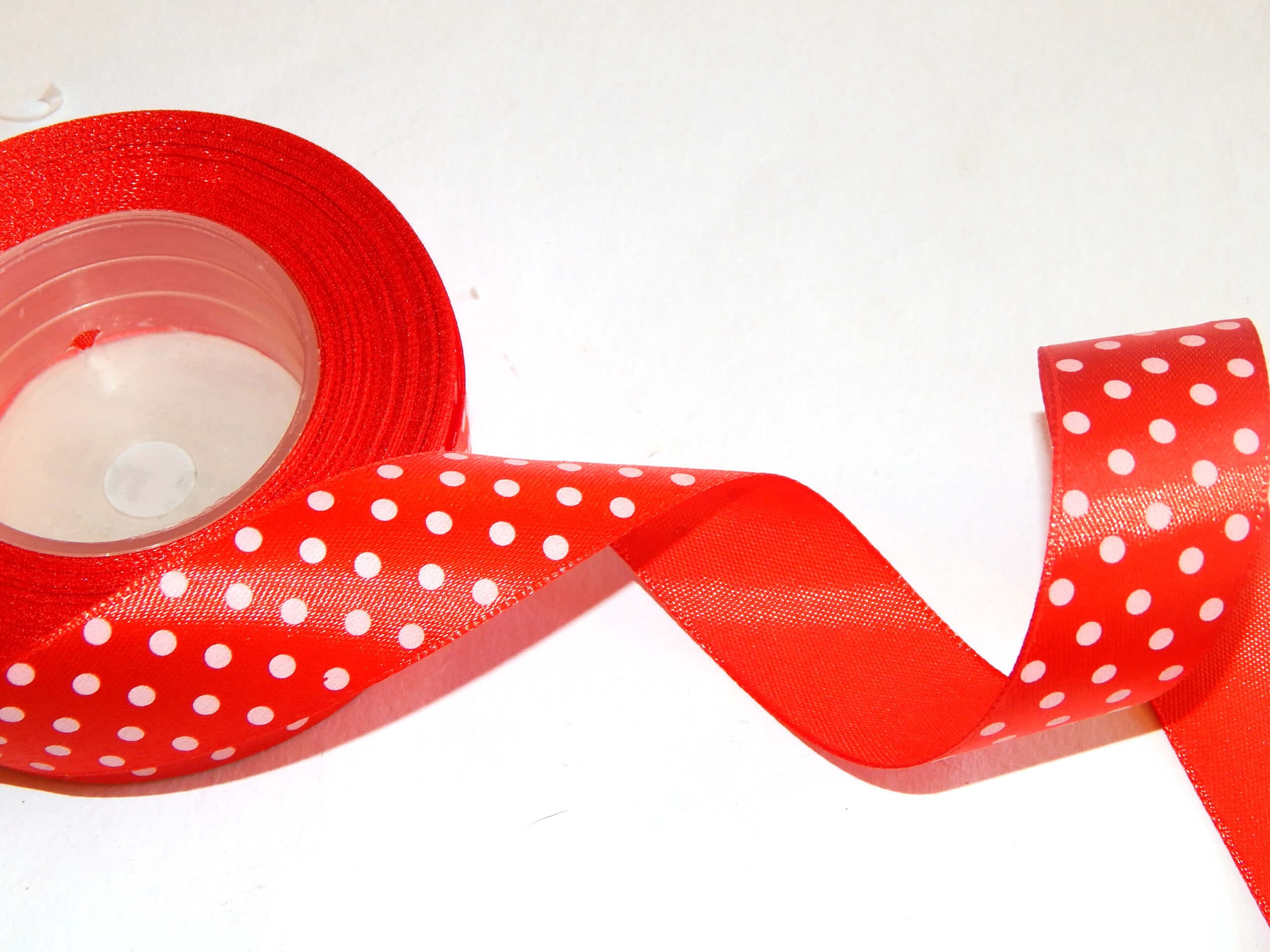 AKSA saténová stuha červená s puntíky 12mm dekorační