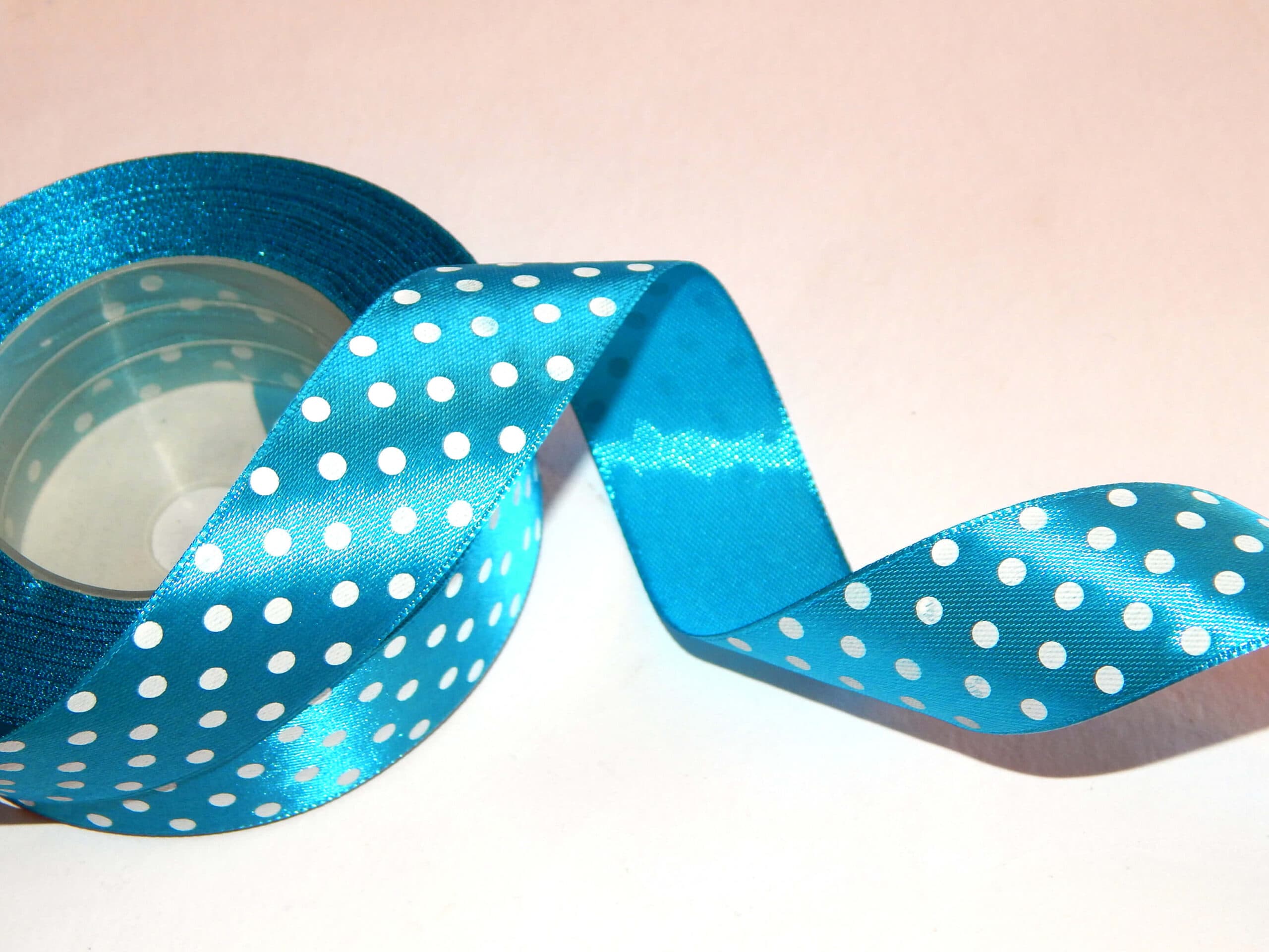 AKSA saténová stuha tyrkysová s puntíky 12mm