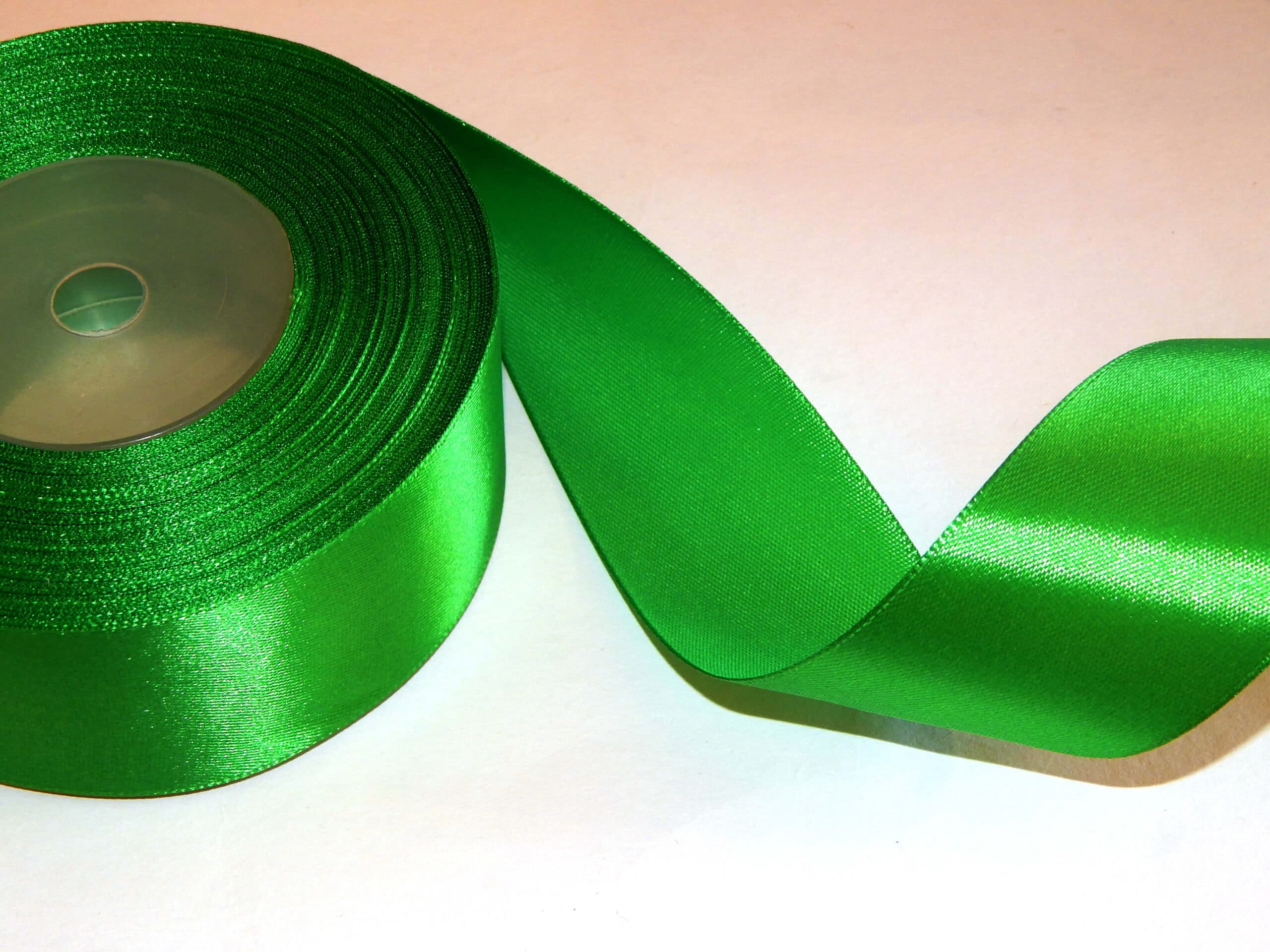 AKSA saténová dekorační stuha zelená 12 mm