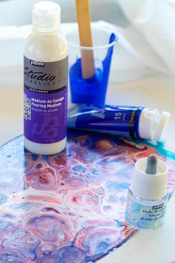 Pouring akrylem Pébéo Studio Acrylics: barva, médium na lití a buňky na podkladu